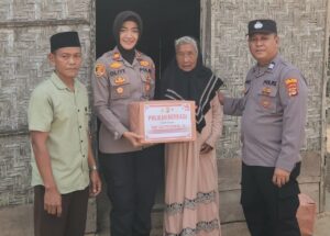 Peduli Masyarakat, Polwan di Jati Agung Lamsel Bagi-Bagi Bingkisan Sembako