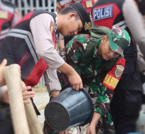 Sinergitas Polres Lampung Selatan dan Kodim 0421/LS dalam Penyaluran Bantuan Air Bersih untuk Warga Terdampak Kekeringan