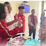 Fauzi-Laras Tri Handayani  Adakan Jum'at Berkah  Berbagi Nasi Kotak Ke Penunggu Pasien Di 2  RS. Pringsewu.