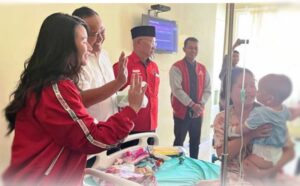 Fauzi-Laras Tri Handayani  Adakan Jum’at Berkah  Berbagi Nasi Kotak Ke Penunggu Pasien Di 2  RS. Pringsewu.