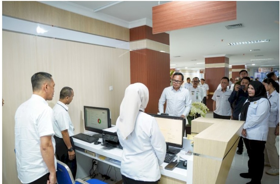Wakil Menteri Dalam Negeri (Wamendagri) Bima Arya melakukan inspeksi mendadak (sidak) ke Mal Pelayanan Publik (MPP) Kota Bandar Lampung