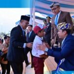 Aksi Heroik Raihan, Bocah SD Penyelamat Merah Putih Dapat Hadiah Istimewa, Bupati Egi Gelontorkan Beasiswa & Tabungan Pendidikan!