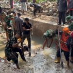 ATASI BANJIR SAAT HUJAN, PRAJURIT KODAM XXI/RADIN INTEN GREBEK SUNGAI DI BANDAR LAMPUNG