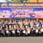 Kapolda Lampung Berikan Penghargaan kepada Personel Berprestasi