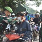 Antisipasi Abu Vulkanik Anak Krakatau, Korem 043/Gatam Bagikan Masker dan Bersihkan Sekolah di Metro